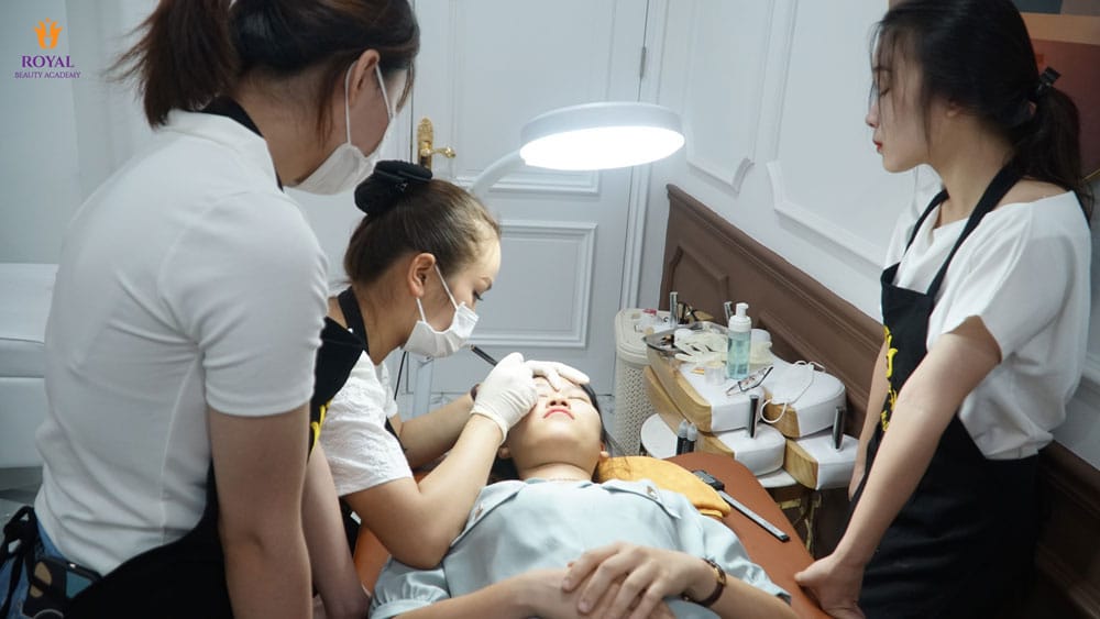 Hìn hảnh học tập học phun xăm tại Royal Beauty Academy